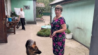 Подружжя Леонід та Валентина на подвір'ї біля свого будинку Святогорівка Донецька область