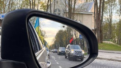Колона з тілами загиблих бійців Сергія Коновала й Тараса Петришина Колона з тілами загиблих бійців Сергія Коновала й Тараса Петришина