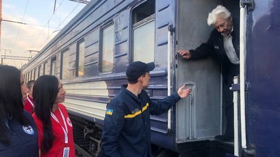 На Житомирщину прибув 15 евакуаційний потяг з вимушеними переселенцями На Житомирщину прибув 15 евакуаційний потяг з вимушеними переселенцями