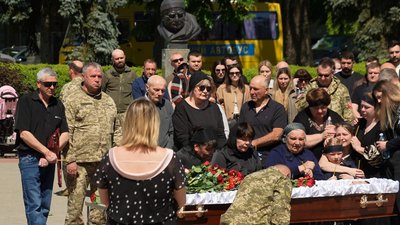 Прощання із загиблим воїном у Черкасах Прощання із загиблим воїном у Черкасах