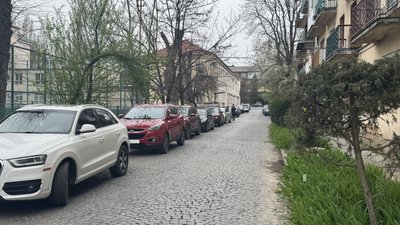 "Виїхати неможливо": що кажуть водії та міськрада про ситуацію з паркуванням в Ужгороді