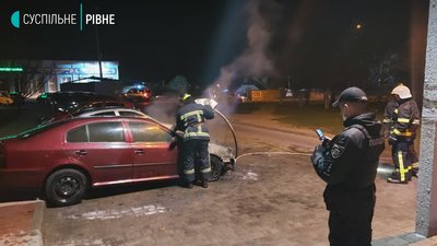 У Рівному вночі двоє невідомих підпалили авто У Рівному вночі двоє невідомих підпалили авто