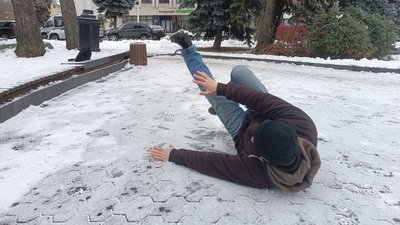 Як правильно падати під час ожеледиці: поради від тренера з бойових мистецтв