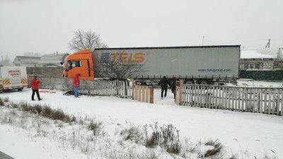 На Житомирщині вантажівка в'їхала у паркан, загинув громадянин Білорусі На Житомирщині вантажівка в'їхала у паркан, загинув громадянин Білорусі