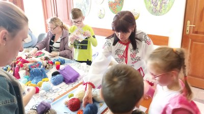 Ляльки з ниток і стилізовані картини: на Тернопільщині переселенці займаються арт-терапією Ляльки з ниток і стилізовані картини: на Тернопільщині переселенці займаються арт-терапією