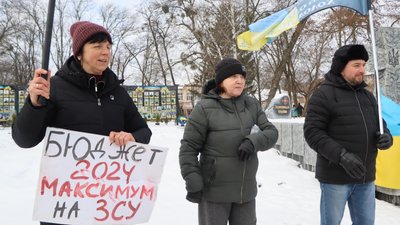 В Охтирці на Сумщині містяни вийшли на акцію "Гроші на ЗСУ" В Охтирці на Сумщині містяни вийшли на акцію "Гроші на ЗСУ"