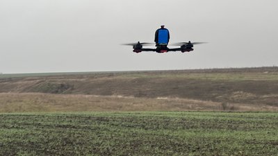 Дрон у повітрі Дрон у повітрі