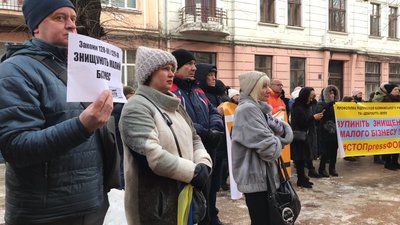 Приблизно сто підприємців вийшли на акцію проти законів про ФОПи під Чернівецьку ОДА (ВІДЕО)