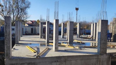 На Київщині у селі Бузова зводять нову багатоповерхівку, на місці зруйнованої На Київщині у селі Бузова зводять нову багатоповерхівку, на місці зруйнованої