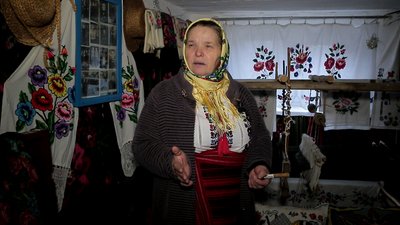"Тут є речі майже з кожної хати". Буковинка створила музей народного мистецтва та побуту в своєму гаражі