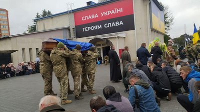 Загиблого Олександра Баліцького хмельничани проводжали навколішки, 16 жовтня 2023, Хмельницький Загиблого Олександра Баліцького хмельничани проводжали навколішки, 16 жовтня 2023, Хмельницький