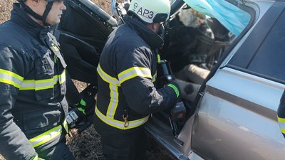 На Волині зіткнулися легковик та вантажівка: обох водіїв госпіталізували На Волині зіткнулися легковик та вантажівка: обох водіїв госпіталізували