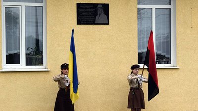Біля меморіальної таблиці Віктору Данилевичу Біля меморіальної таблиці Віктору Данилевичу