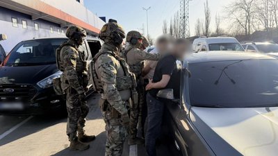 Вимагали 3000 тис. доларів та били: поліція затримала групу підозрюваних у Миколаєві