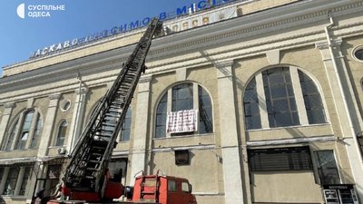 З Одеського залізничного вокзалу приберуть радянську символіку. ФОТО З Одеського залізничного вокзалу приберуть радянську символіку. ФОТО