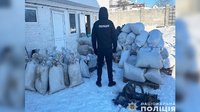 Близько мільйона гривень: на Чернігівщині поліцейські викрили групу людей, що виготовляли та продавали тютюнові вироби