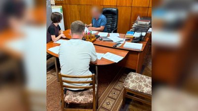 Фото з місця повідомлення про підозру посадовцю