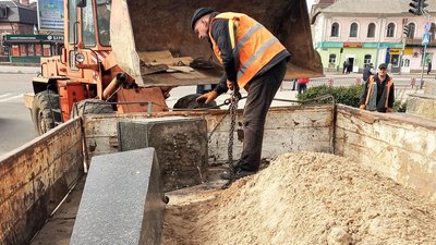 У Бердичеві на Житомирщині зняли обеліск "червоним щорсівцям", який мали демонтувати 6 років тому У Бердичеві на Житомирщині зняли обеліск "червоним щорсівцям", який мали демонтувати 6 років тому