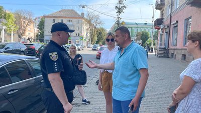 Богдан Задорожний, батько учениці спілкується з поліцейськими Богдан Задорожний, батько учениці спілкується з поліцейськими