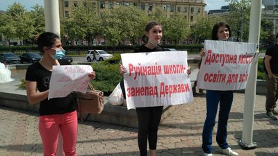 У Дніпрі батьки школярів мітингували проти трансформації освітніх закладів У Дніпрі батьки школярів мітингували проти трансформації освітніх закладів