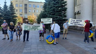 Протест працівників ринку: "Місця нами викуплені, а Онул обманним шляхом оформив їх на себе" Протест працівників ринку: "Місця нами викуплені, а Онул обманним шляхом оформив їх на себе"