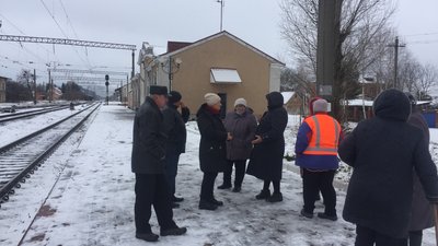 На залізничній станції Вінниччини люди залишилися без переходу через колії На залізничній станції Вінниччини люди залишилися без переходу через колії