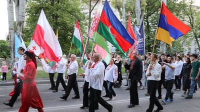 "Нехай живе і процвітає світовий театр" - директор херсонського театру