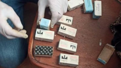 У місті на Волині під час обшуку в оселях виявили бурштин, наркотики та зброю У місті на Волині під час обшуку в оселях виявили бурштин, наркотики та зброю