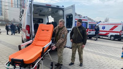 Волонтери передали п'ять «швидких» для військових на передову та у лікарню на Дніпропетровщині Волонтери передали п'ять «швидких» для військових на передову та у лікарню на Дніпропетровщині