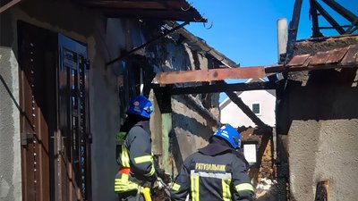 Рятувальники гасять пожежу в будинку в селі Ворочово