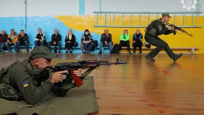 Накладати турнікети та поводитися зі зброєю: у Вінниці військовослужбовці навчали учителів