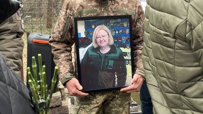 "Збирала навколо себе всіх людей". У Дніпрі попрощалися з волонтеркою та парамедикинею Ольгою Гриценко