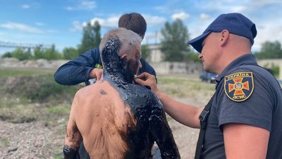 Витягнули з ями креозоту. У Шостці чоловік застряг у нафтопереробній суміші