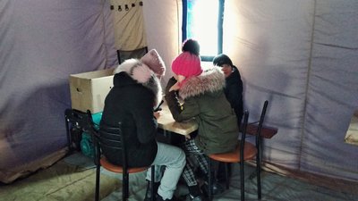 Щоб зігрітись та випити чаю: до 200 людей упродовж доби відвідують пункт обігріву в Ужгороді Щоб зігрітись та випити чаю: до 200 людей упродовж доби відвідують пункт обігріву в Ужгороді