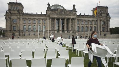 Під німецьким парламентом поставили 13 000 стільців, щоб нагадати політикам про мігантів Під німецьким парламентом поставили 13 000 стільців, щоб нагадати політикам про мігантів