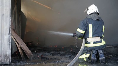 У Чернівцях гасили пожежу на складі. Горіла тисяча квадратних метрів