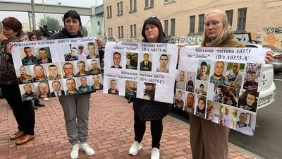 Родичі полонених моряків, які обороняли Маріупольський порт, просять повернути їх додому Родичі полонених моряків, які обороняли Маріупольський порт, просять повернути їх додому