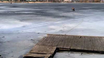 На Житомирщині на водоймі врятували чоловіка, який провалився під лід
