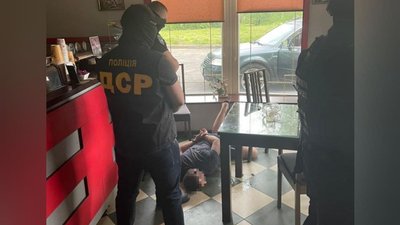 Вимагали неіснуючі борги: на Закарпатті затримали раніше судимого чоловіка зі спільниками Вимагали неіснуючі борги: на Закарпатті затримали раніше судимого чоловіка зі спільниками