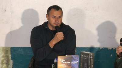 "І ми будемо вірити у себе, в Україну до кінця". У Франківську відбулася зустріч з Олегом Сенцовим "І ми будемо вірити у себе, в Україну до кінця". У Франківську відбулася зустріч з Олегом Сенцовим