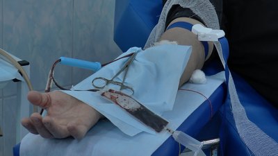Процес забирання крові у донора Процес забирання крові у донора