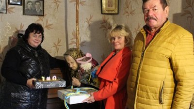Привітали довгожительку іменинним тортом Привітали довгожительку іменинним тортом