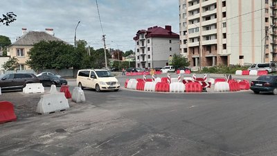 На вулиці Галицькій у Тернополі встановлюють дощовий колектор На вулиці Галицькій у Тернополі встановлюють дощовий колектор