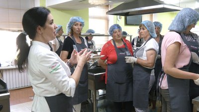 "Кожен розуміє по-своєму": у Рівному шкільних кухарів навчають опановувати нове меню "Кожен розуміє по-своєму": у Рівному шкільних кухарів навчають опановувати нове меню