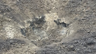 Велике урвище, вибиті шибки і тріщини у стінах. Наслідки ракетної атаки на Київщину Велике урвище, вибиті шибки і тріщини у стінах. Наслідки ракетної атаки на Київщину