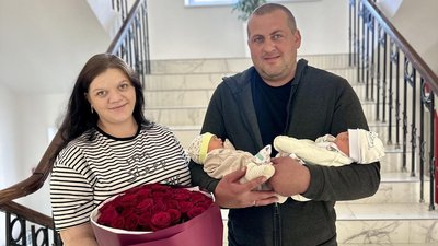 Подружжя із новонародженими дівчатками