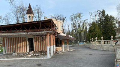 Харківський парк Горького прибирають після російських обстрілів Харківський парк Горького прибирають після російських обстрілів