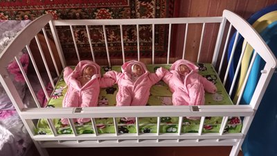 "За характером вони різні": у Полтаві переселенка із Харківщини Альона Квакіна народила трійню