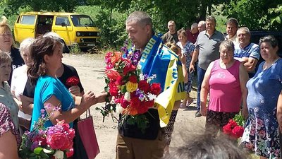 Звільненого з полону Миколу Атаманюка зустріли в рідному селі