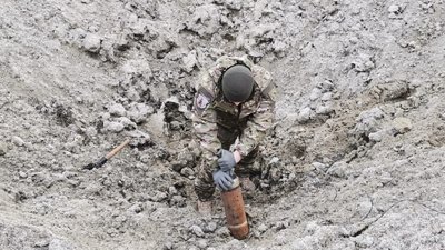 На деокупованій Луганщині фахівці розчищають територію від вибухонебезпечних предметів На деокупованій Луганщині фахівці розчищають територію від вибухонебезпечних предметів